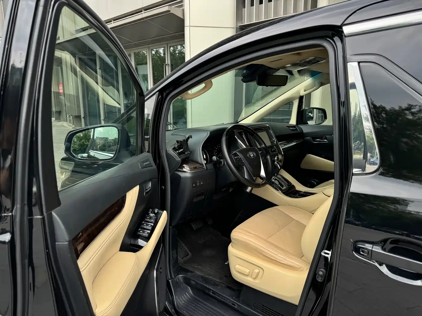 Toyota Alphard 2019 Hybrid 2.5L Luxury фото 12
