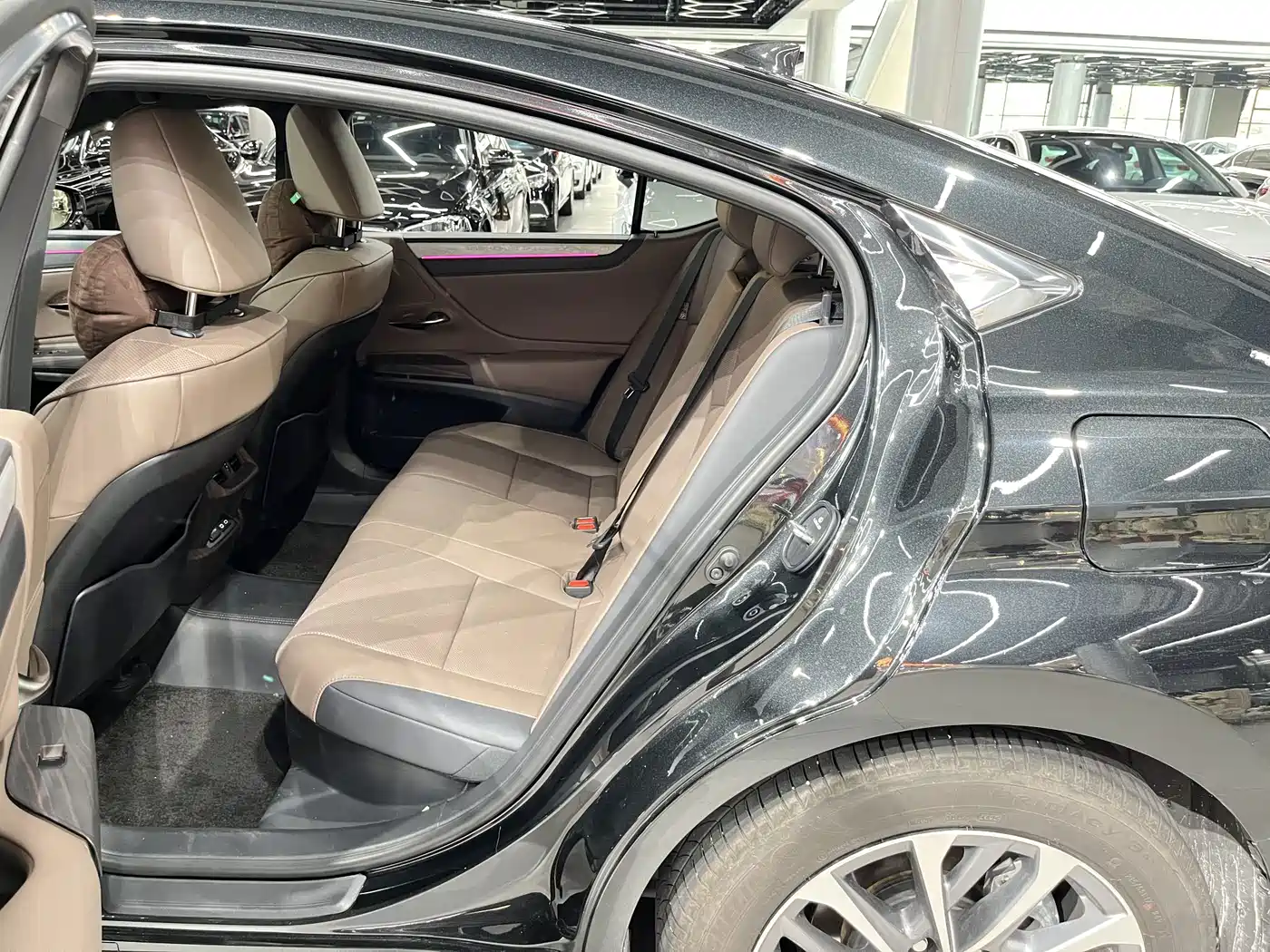Фото 6 - Lexus ES