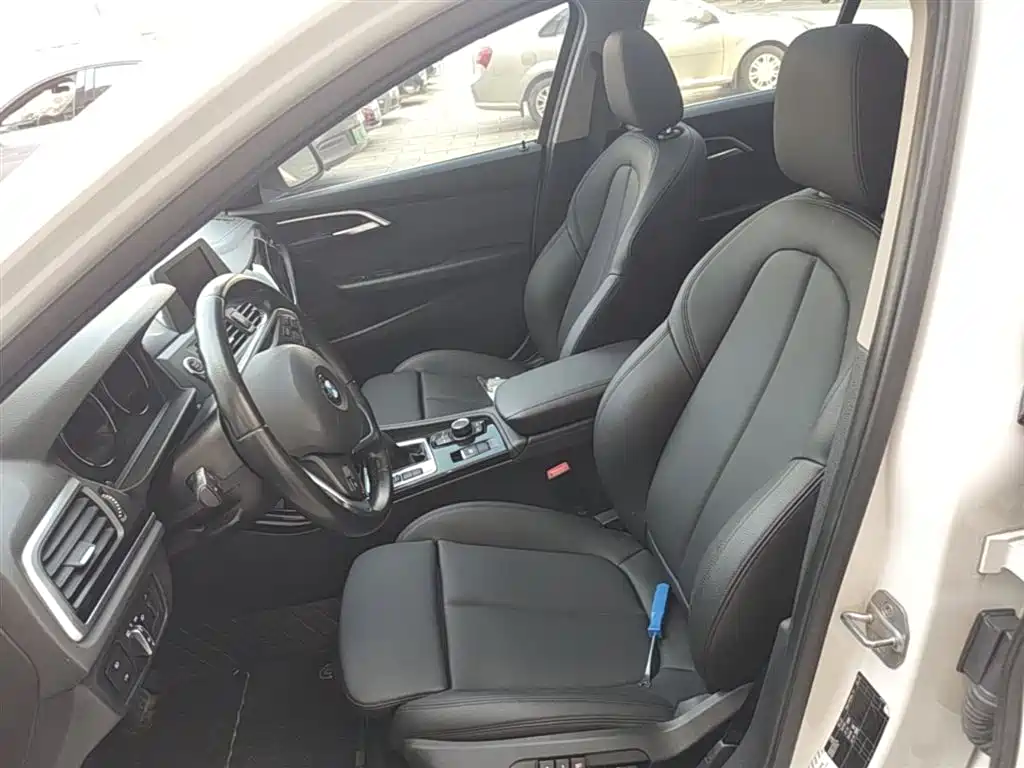 BMW 1 Series 2018 118i Sport Edition фото 14