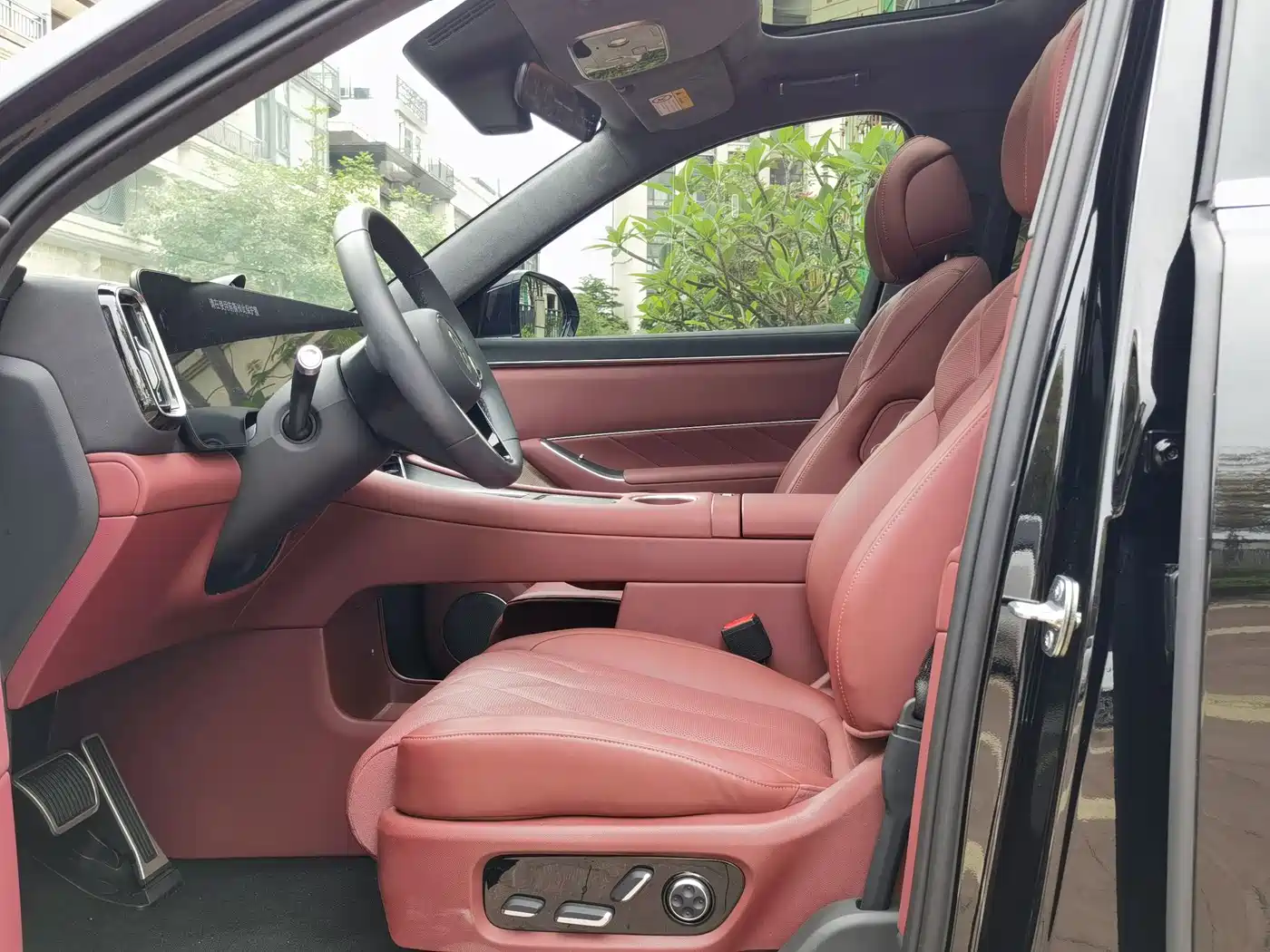 AITO Wenjie AITO M8 2025 Model Extended Range Max+ Edition 53.4kWh 6-Seater фото 14