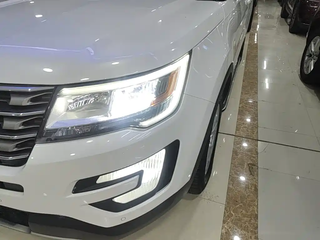 Photo 24 - Ford Explorer (Import)