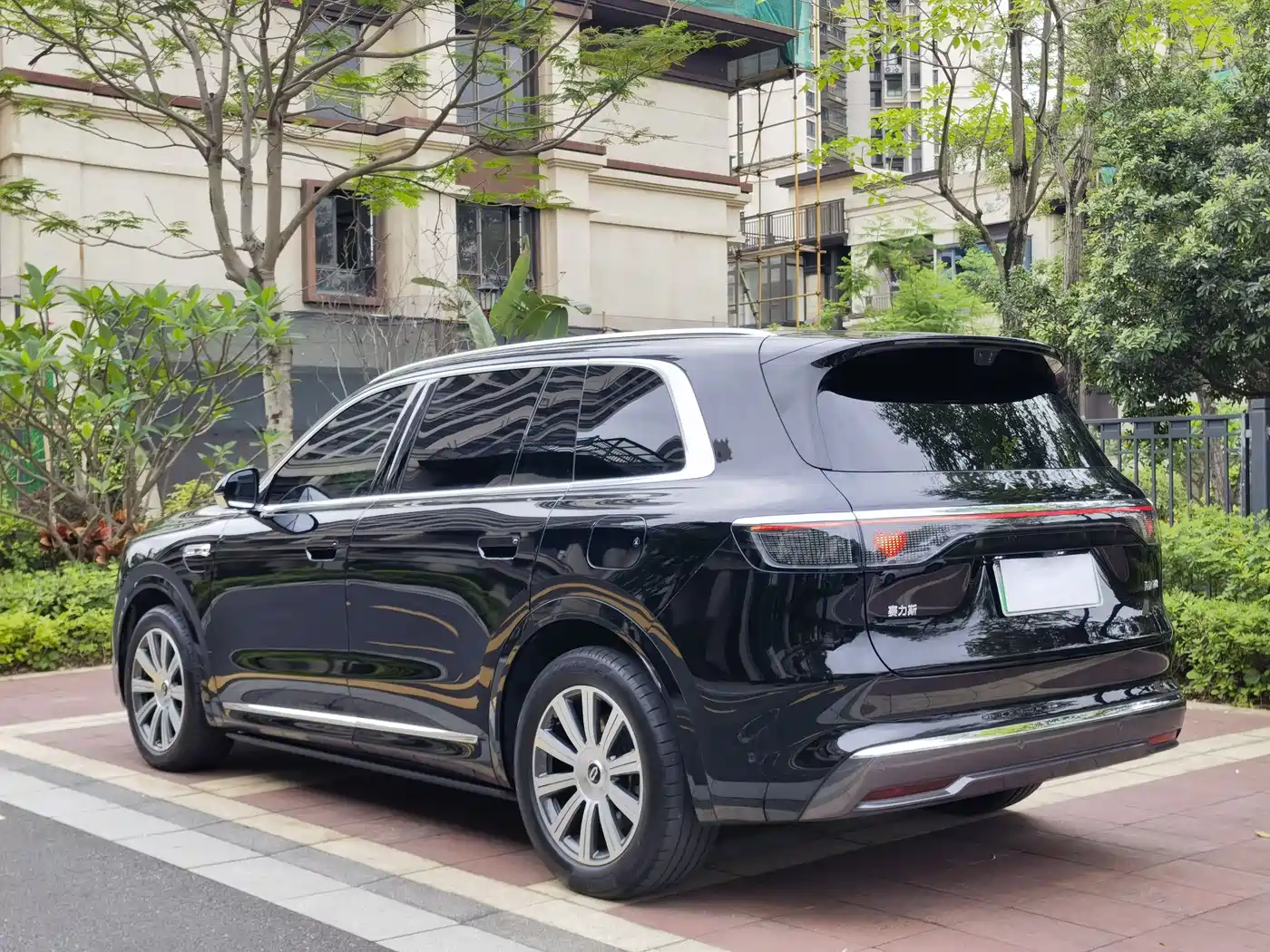 AITO Wenjie AITO M8 2025 Model Extended Range Max+ Edition 53.4kWh 6-Seater фото 4