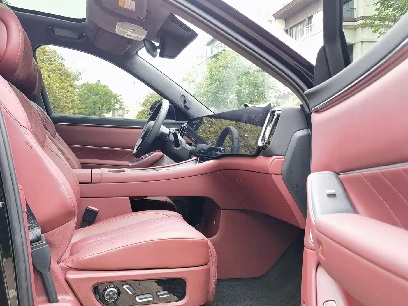 AITO Wenjie AITO M8 2025 Model Extended Range Max+ Edition 53.4kWh 6-Seater фото 17