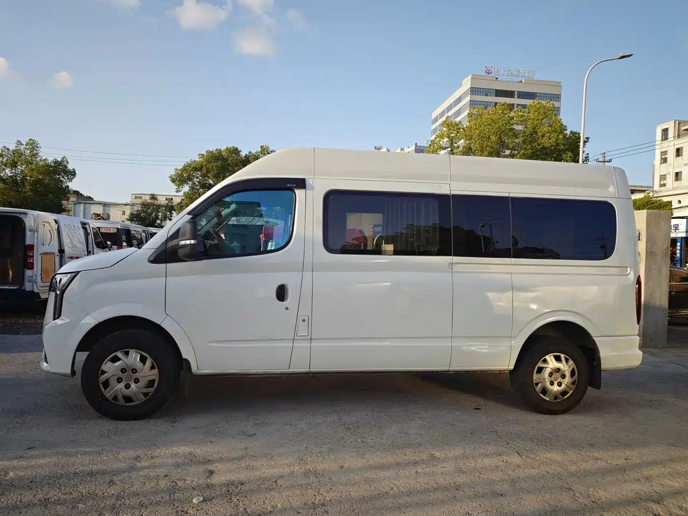 SAIC Maxus Xintu V80 2024 Model PRO Business 6AMT Long Wheelbase Medium Roof 147Ps 9-seater Three-row Non-commercial фото 15