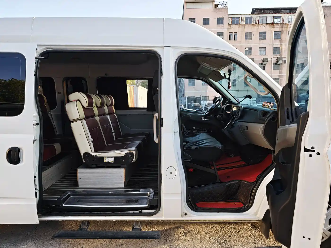 SAIC Maxus Xintu V80 2024 Model PRO Business 6AMT Long Wheelbase Medium Roof 147Ps 9-seater Three-row Non-commercial фото 7