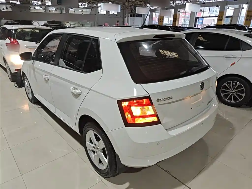 Škoda Fabia 2017 1.4L Auto Car Enjoy Edition фото 5