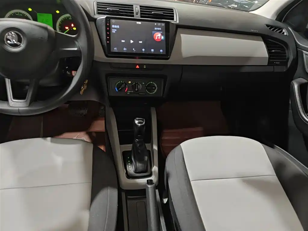 Škoda Fabia 2017 1.4L Auto Car Enjoy Edition фото 14