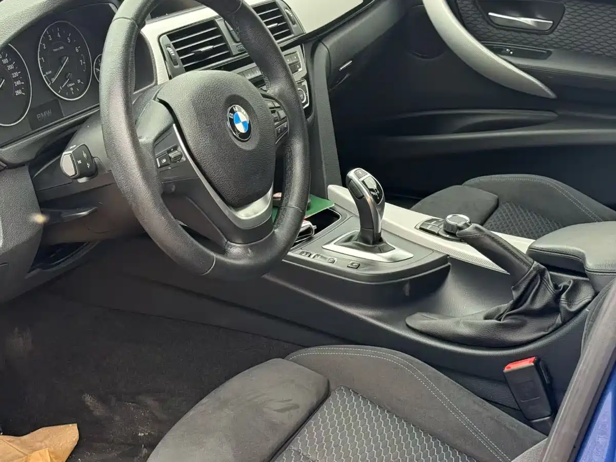 BMW 3 Series 2017 320i M Sport фото 3