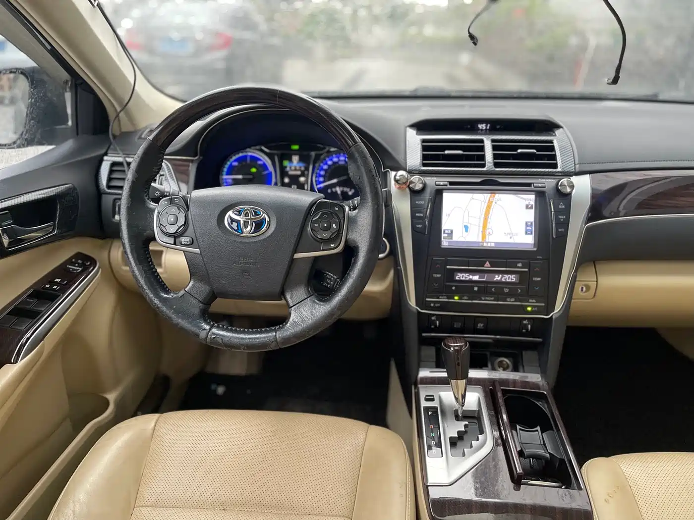 Toyota Camry 2016 Hybrid 2.5HG 10th Anniversary Luxury Navigation Edition фото 10
