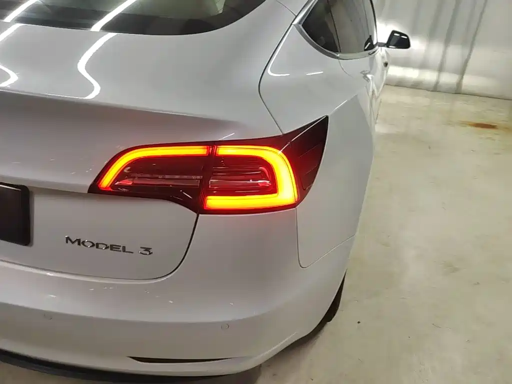 Фото 8 - Tesla Model 3