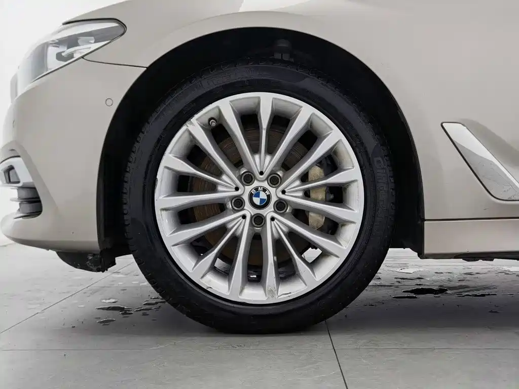 Фото 17 - BMW 5 Series