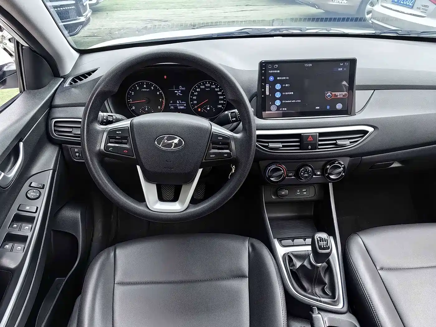 Hyundai Elantra 2017 1.6L Manual GLS Value Edition фото 7