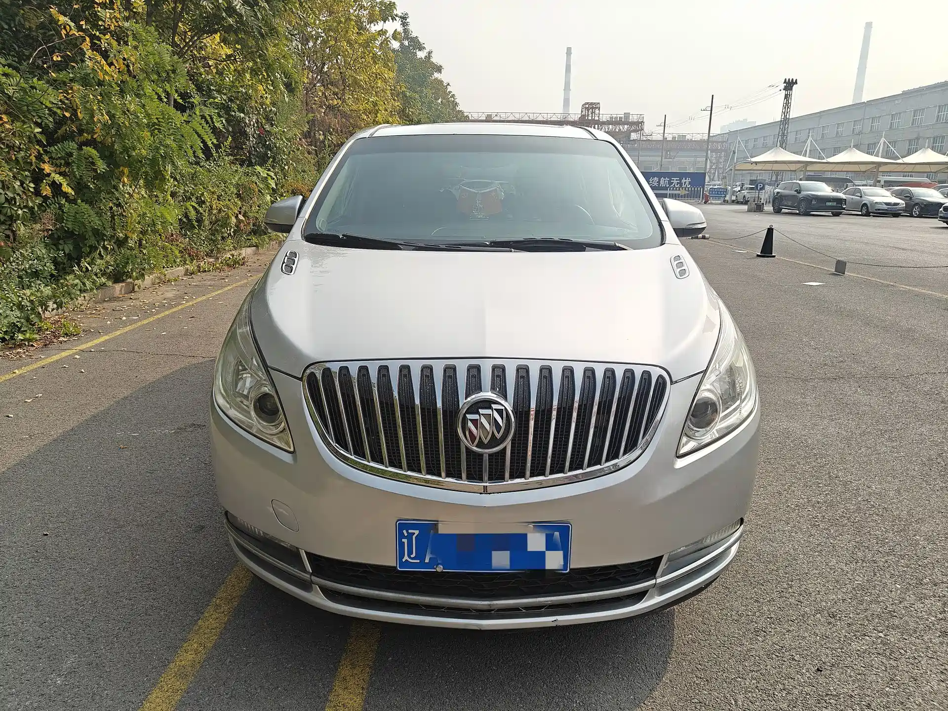 Photo 2 - Buick GL8