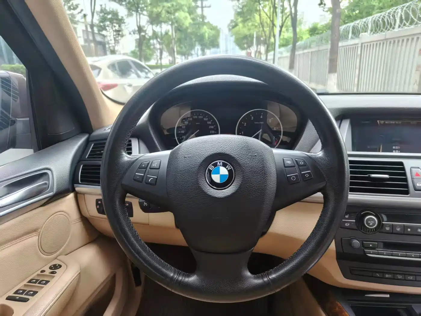 BMW X5 (Import) 2011 xDrive35i Leading Edition фото 6