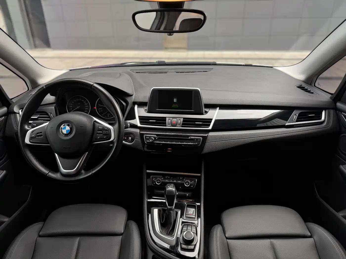 BMW 2 Series Touring 2016 218i Sport Design Package фото 19