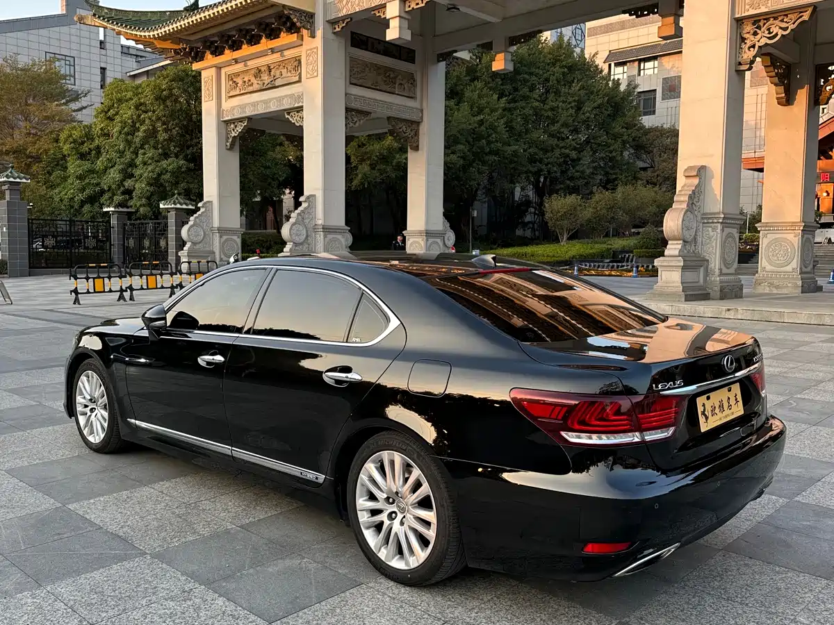 Photo 5 - Lexus LS