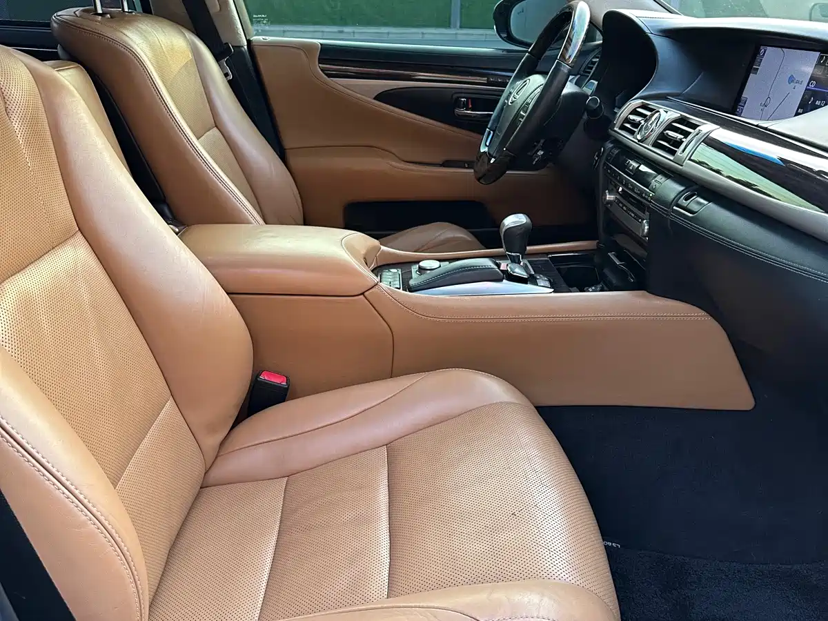 Photo 17 - Lexus LS