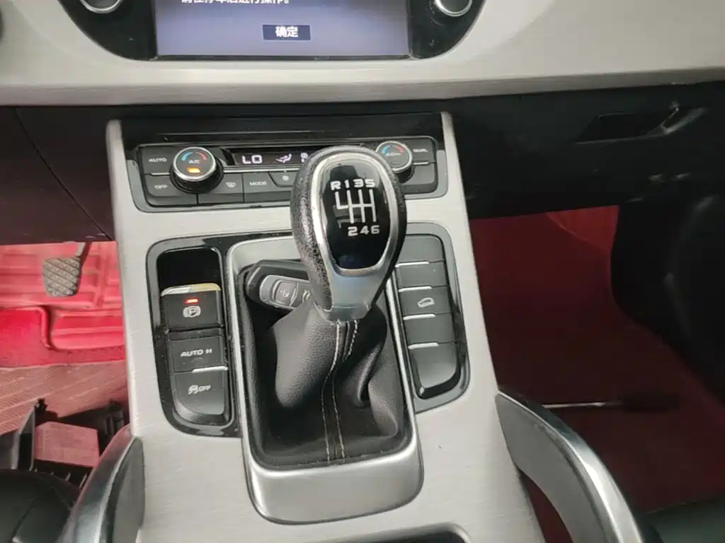 Фото 14 - Geely Atlas
