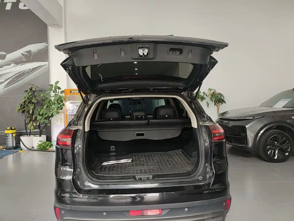 Фото 19 - Geely Atlas