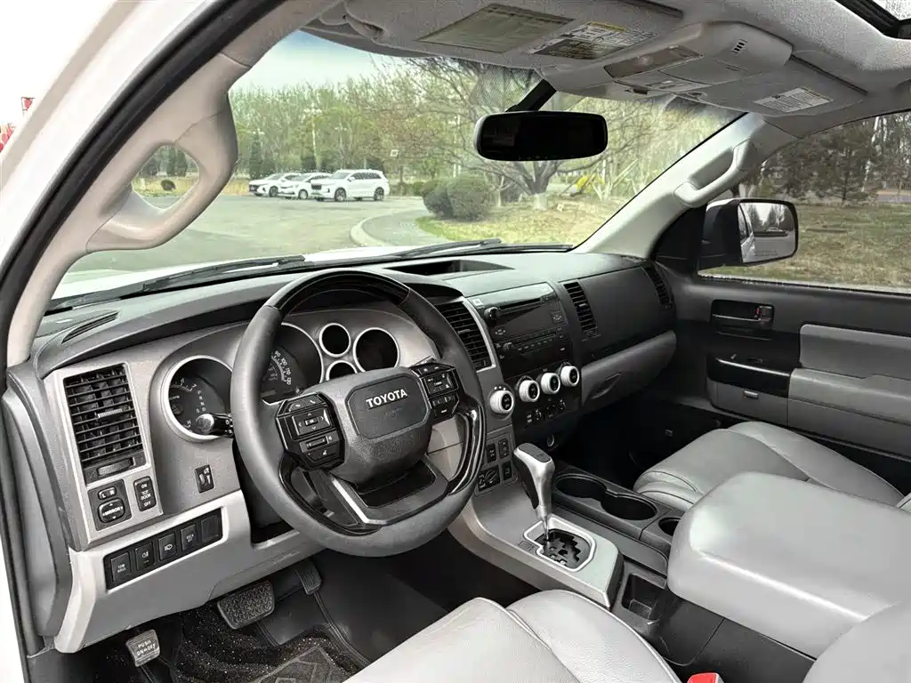 Toyota Sequoia 2010 5.7 Platinum Edition фото 6