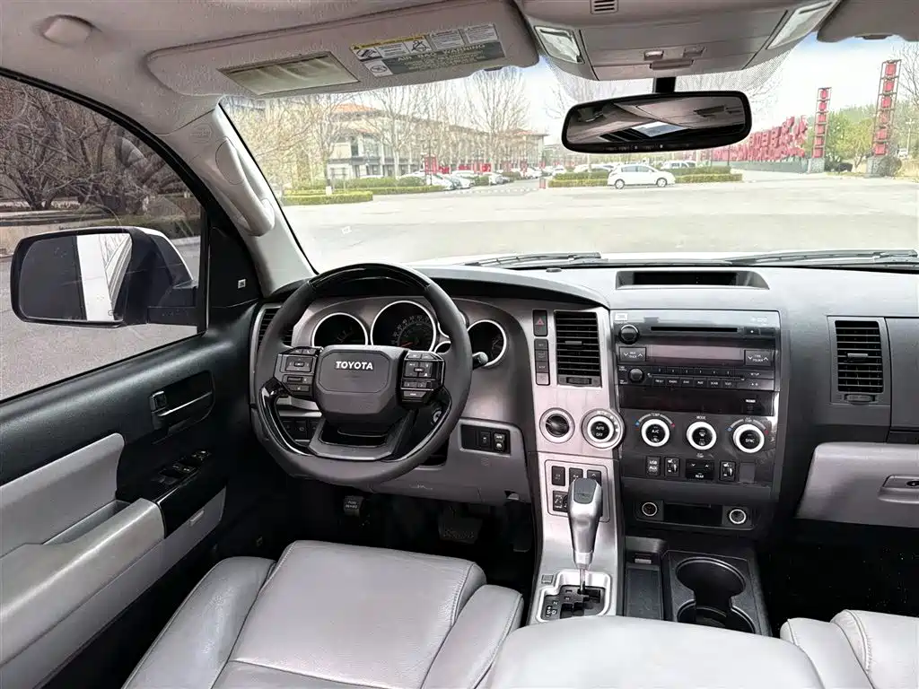 Toyota Sequoia 2010 5.7 Platinum Edition фото 15