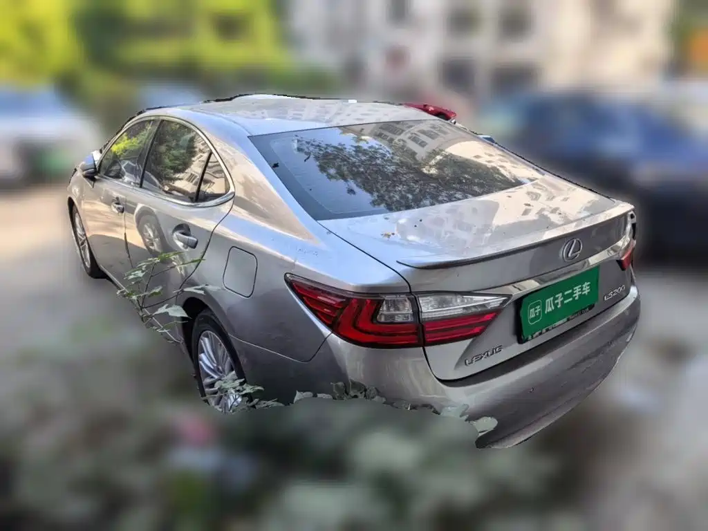 Photo 4 - Lexus ES