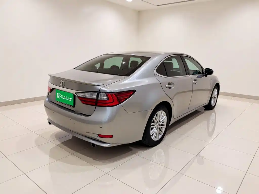Photo 6 - Lexus ES