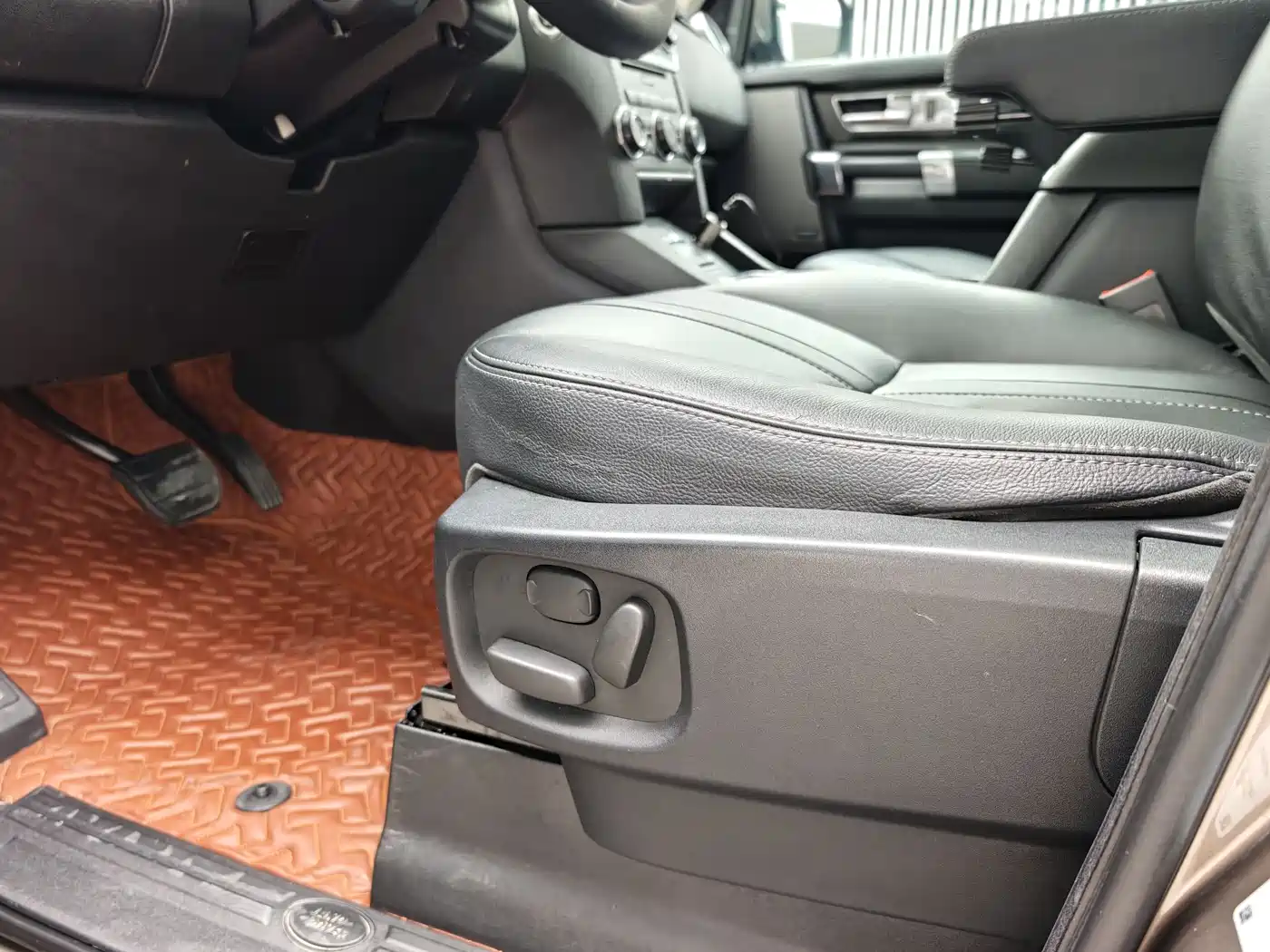 Land Rover Discovery 2015 3.0 SDV6 HSE Diesel фото 6