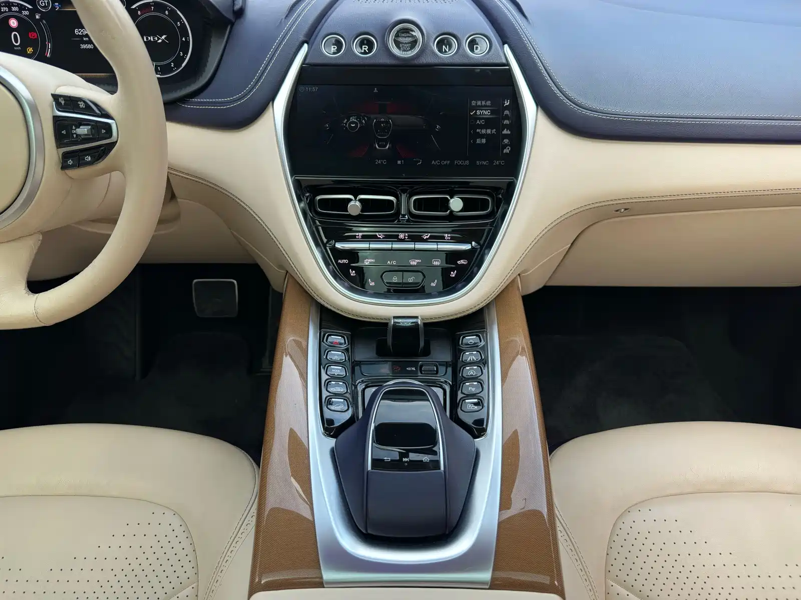 Фото 20 - Aston Martin DBX