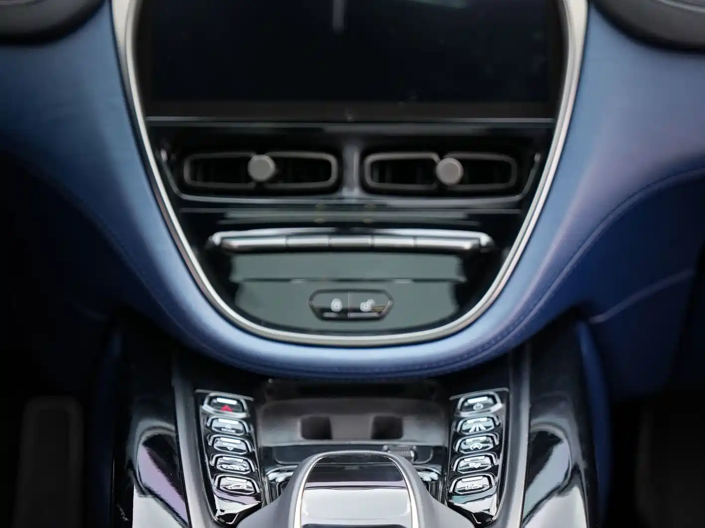 Фото 11 - Aston Martin DBX
