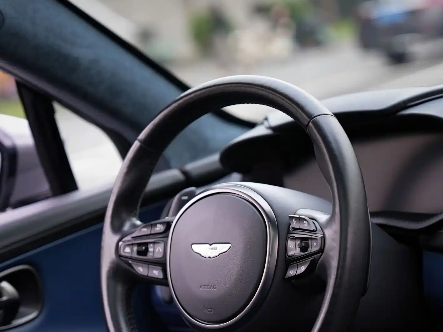 Фото 13 - Aston Martin DBX