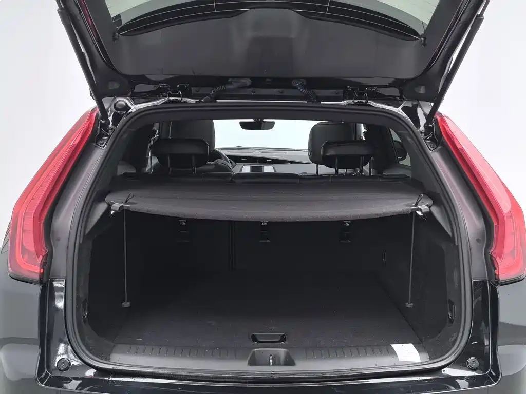 Фото 16 - Cadillac XT4