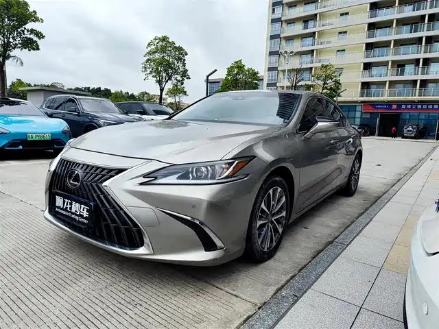 Lexus ES 2023