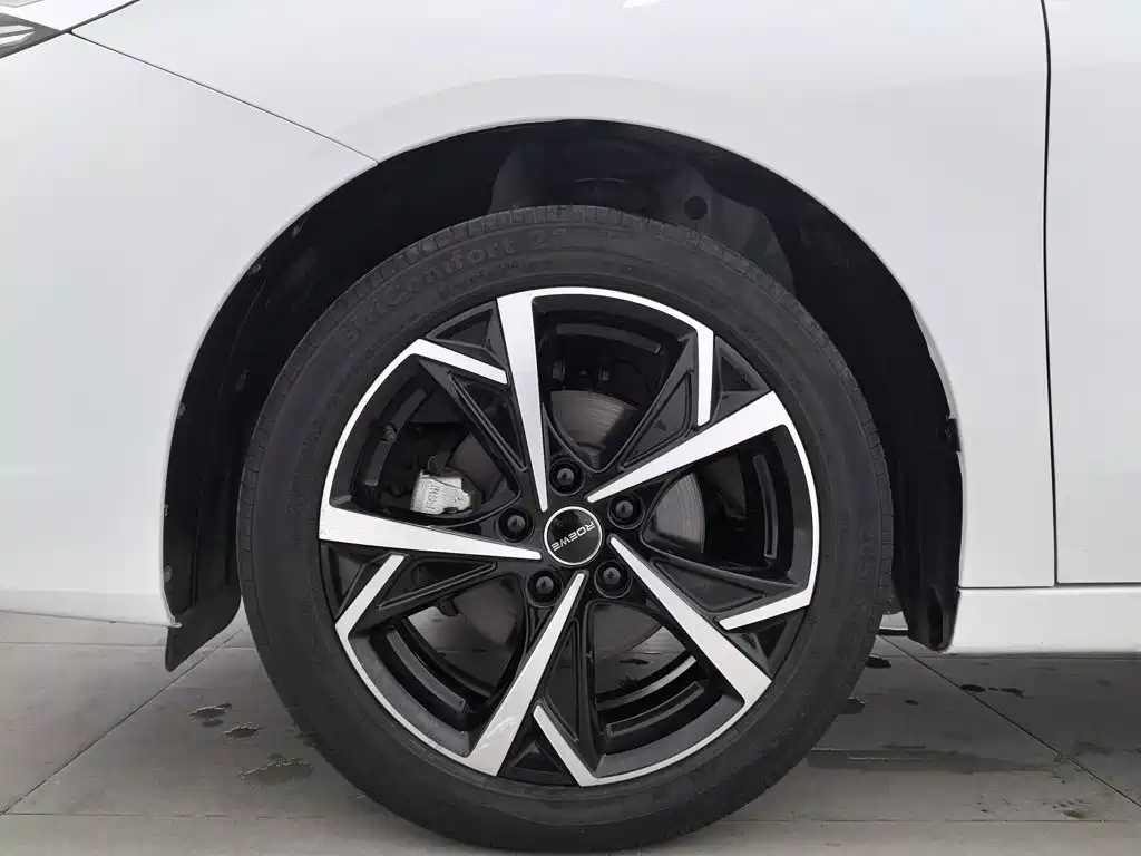 Фото 17 - Roewe i5