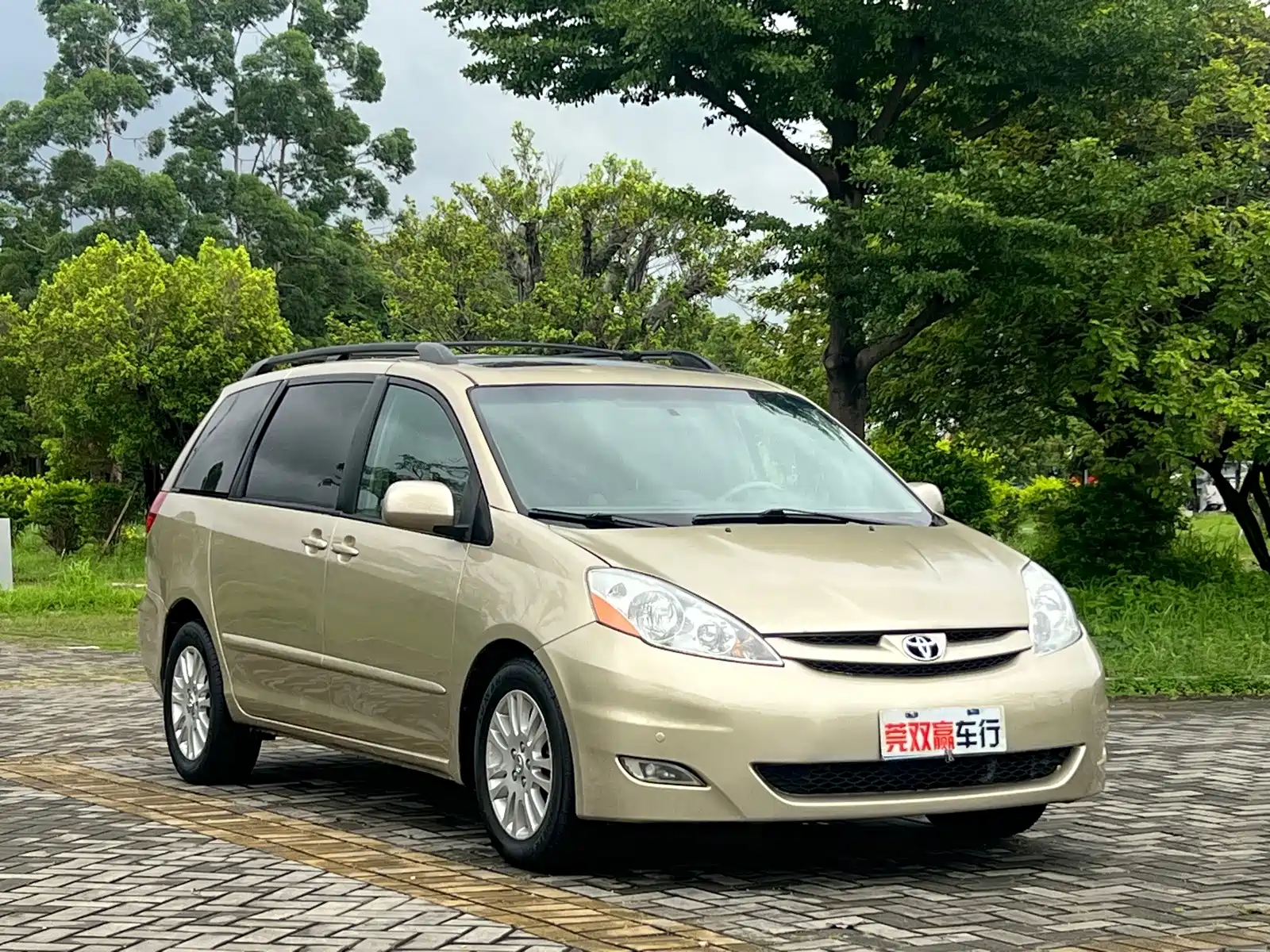 Photo 3 - Toyota Sienna