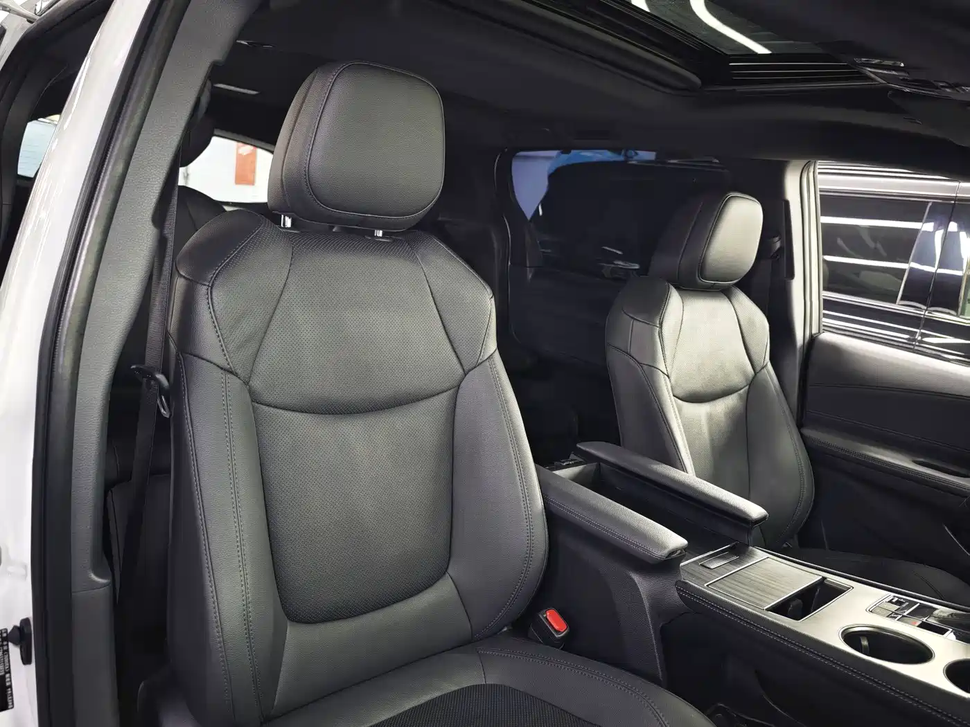 Toyota Sienna 2023 2.5L Hybrid Premium Edition фото 10