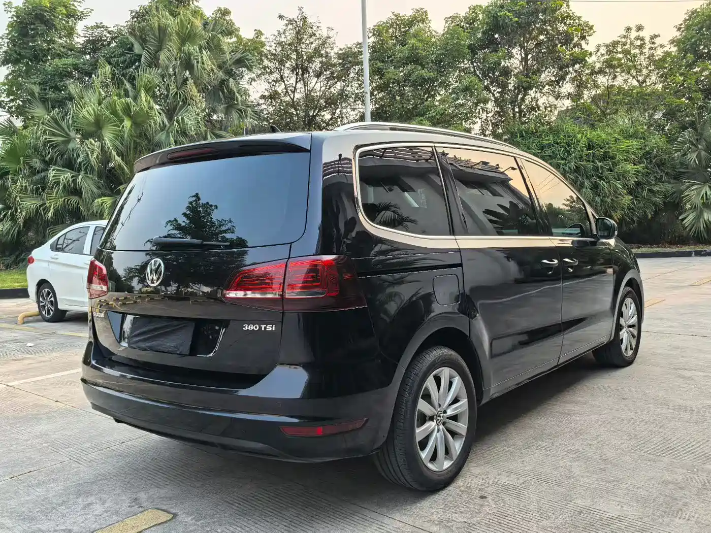 Volkswagen Sharan 2016 380TSI Premium 7-seater фото 4