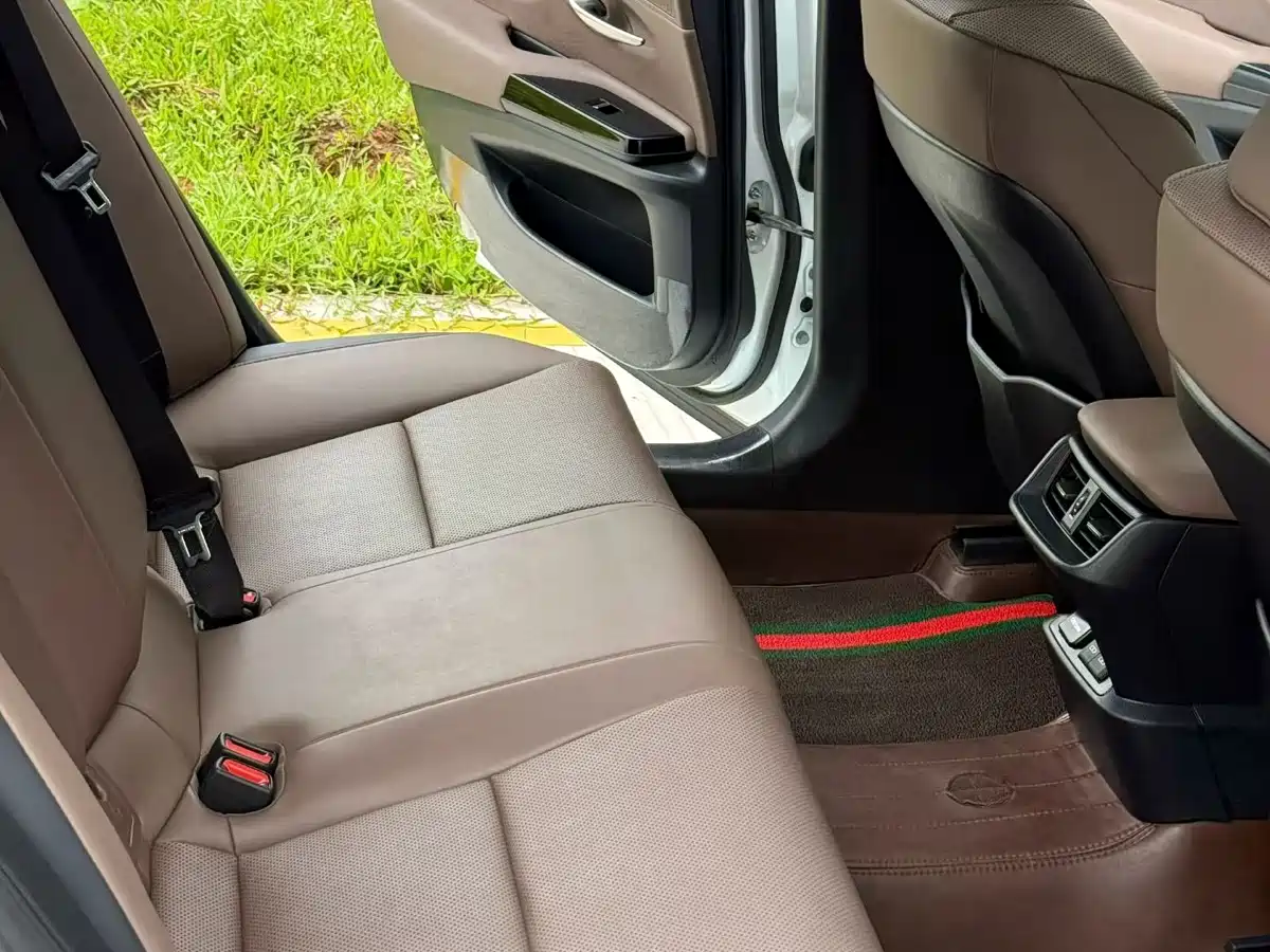 Lexus ES 2023 200 Excellence Edition фото 6
