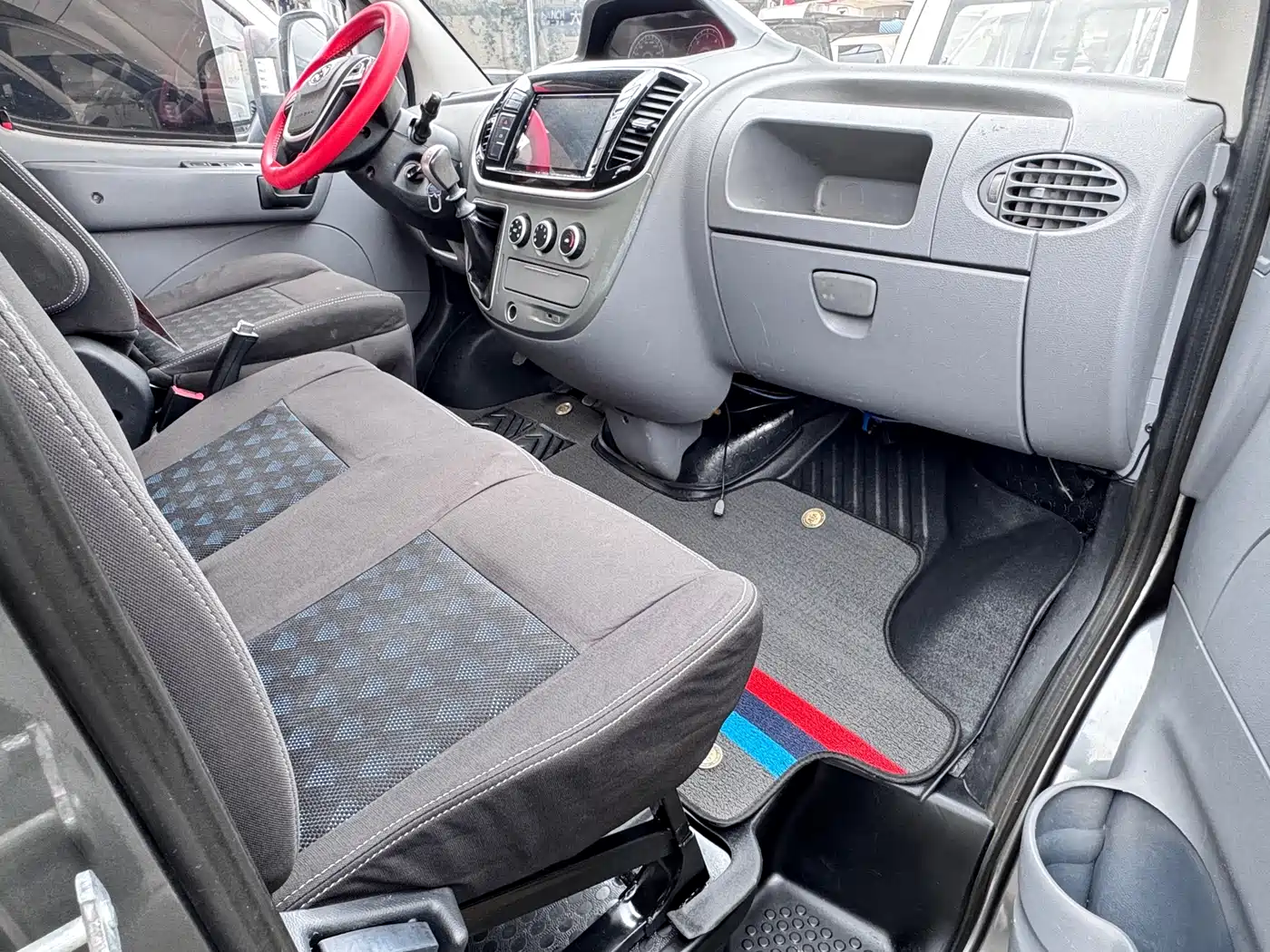 SAIC Maxus Xintu V80 2018 2.5T 6MT Elite Long Wheelbase Medium Roof 7/10 Seater фото 6