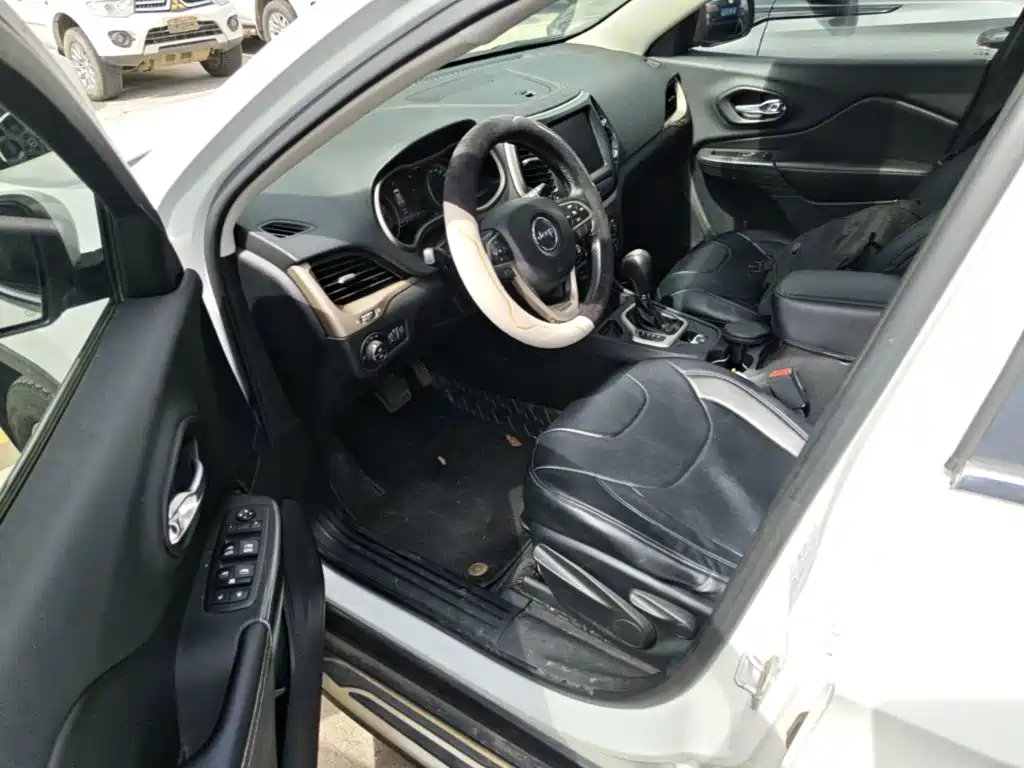 Фото 16 - Jeep Cherokee