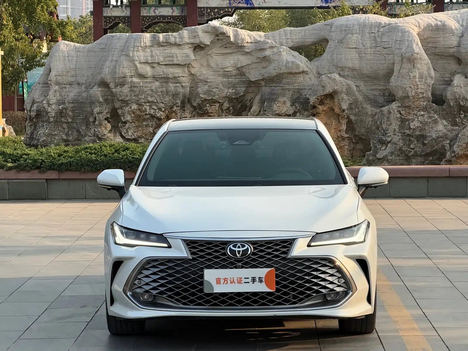 Photo 2 - Toyota Avalon