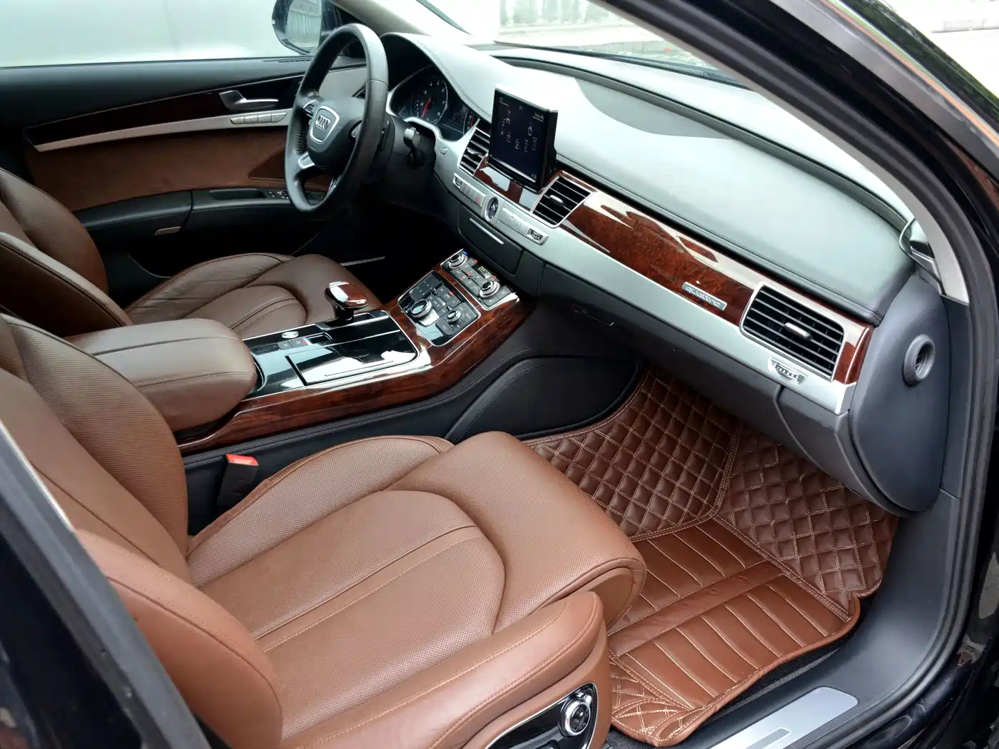 Фото 10 - Audi A8