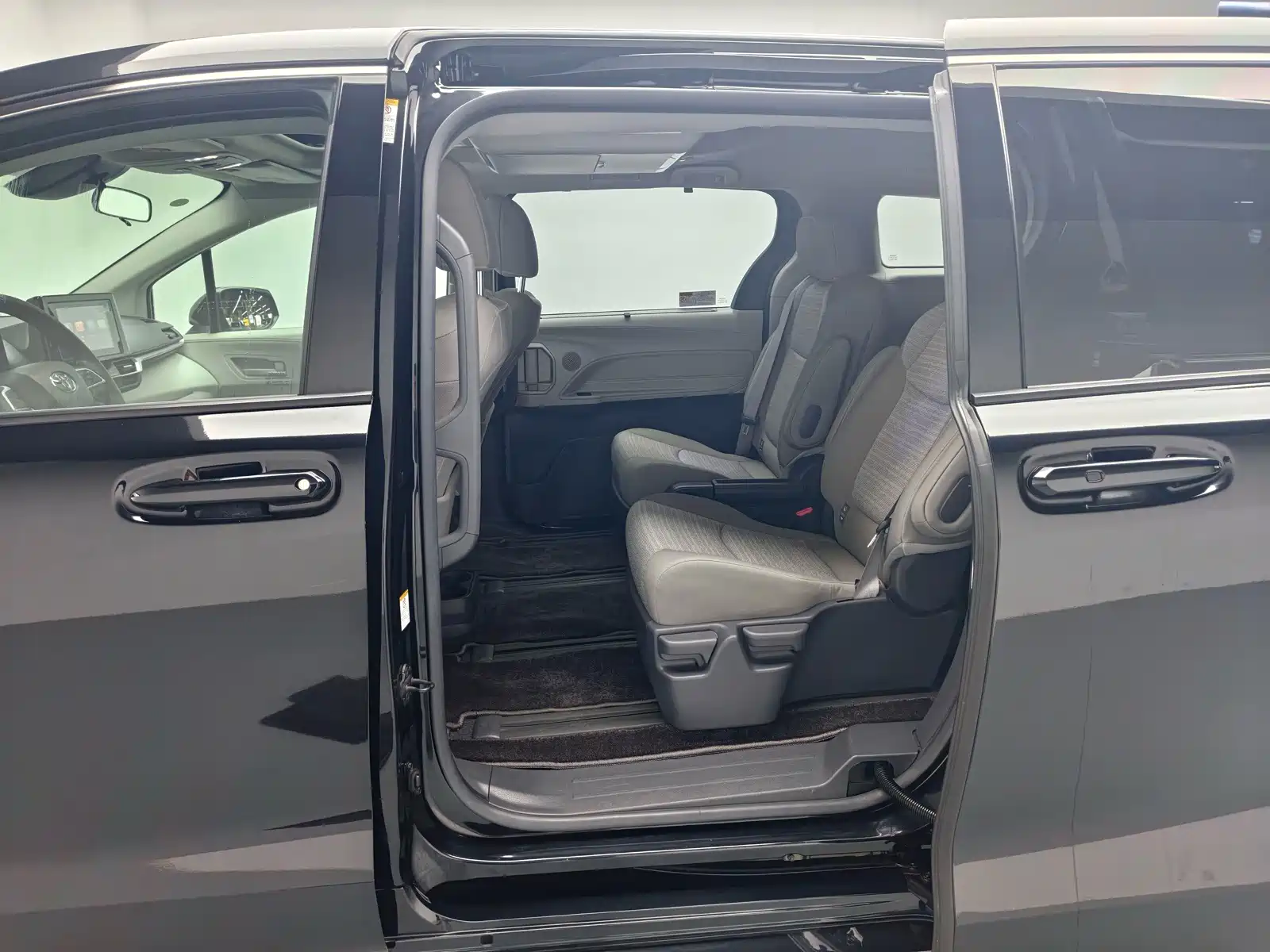Photo 15 - Toyota Sienna