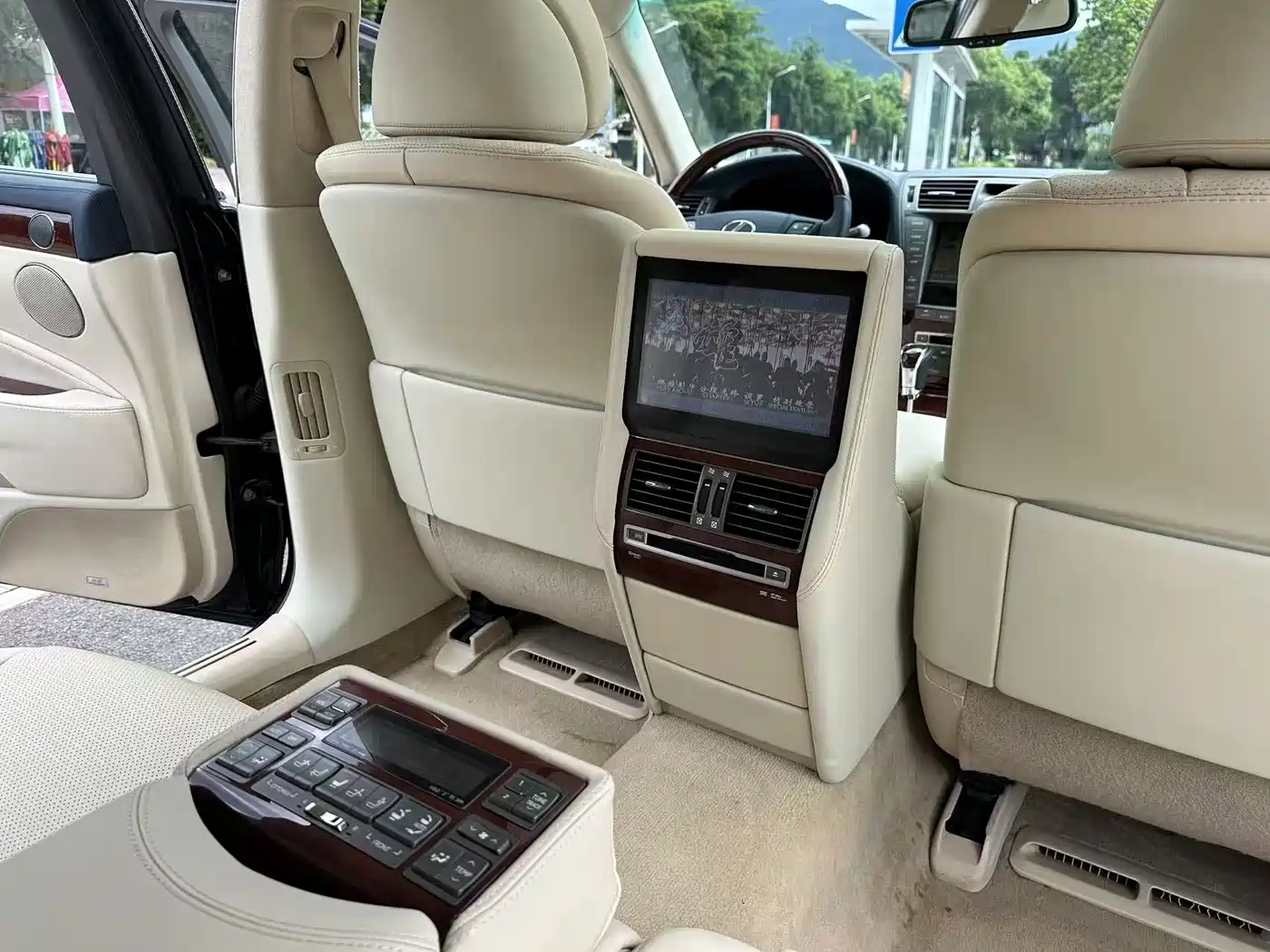 Photo 8 - Lexus LS