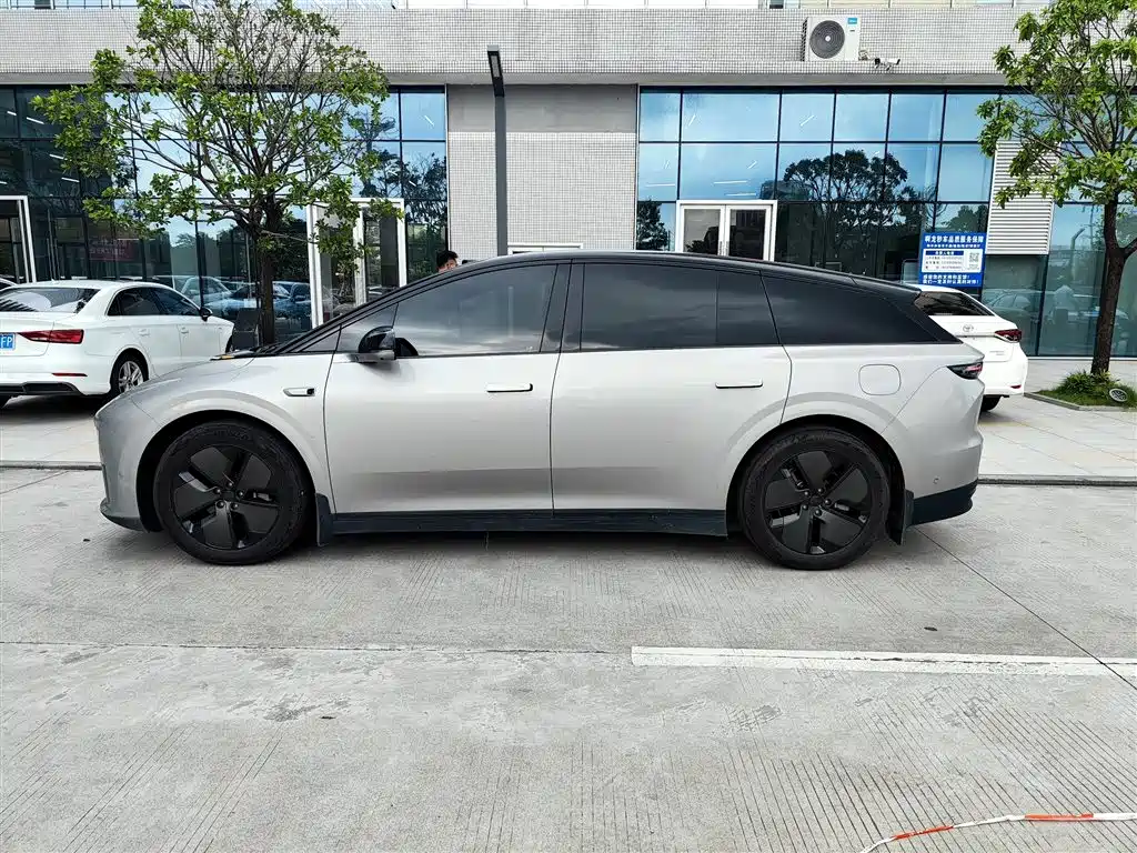 Li Auto i6 2026 2025 2WD Base Model