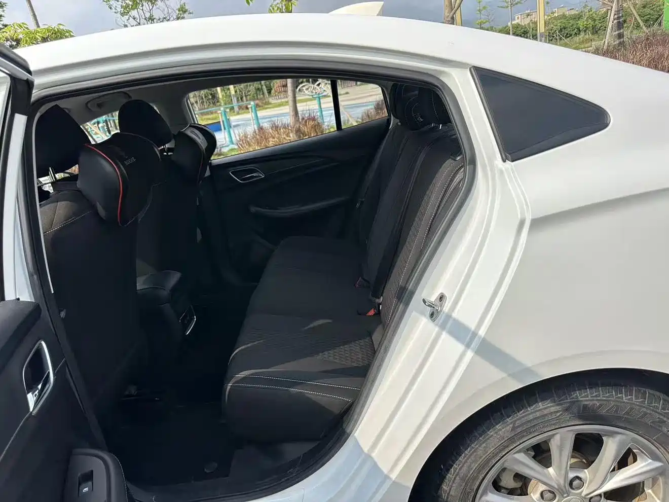 Фото 8 - Roewe i5