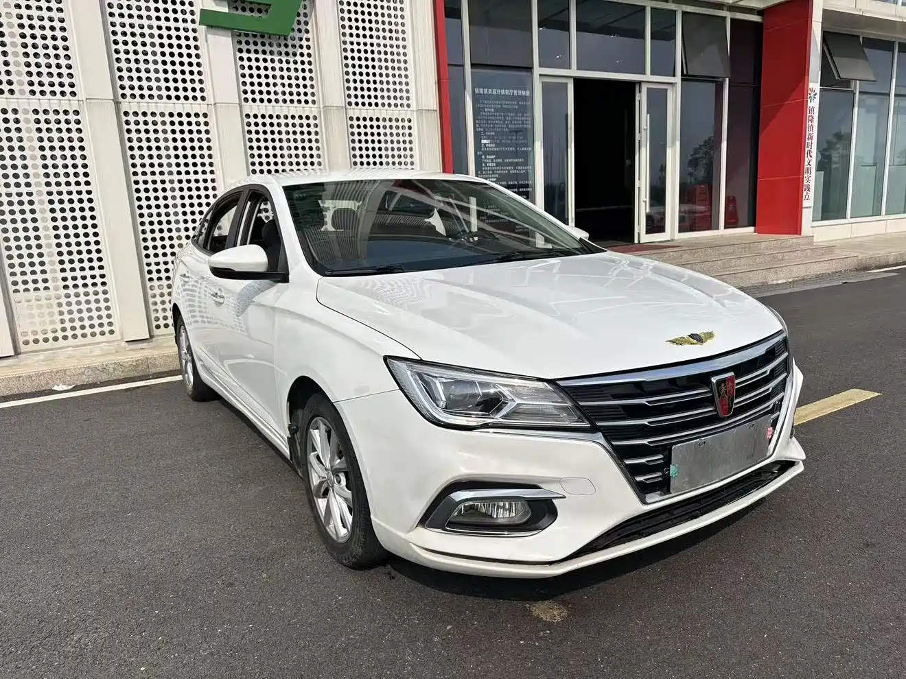 Фото 27 - Roewe i5