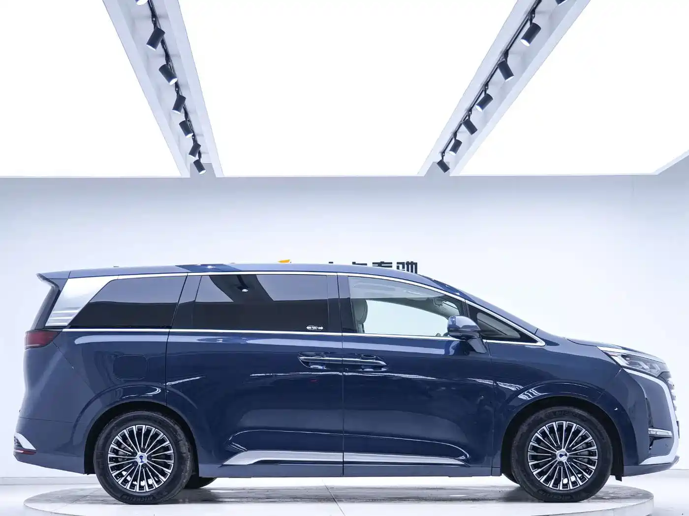 Denza D9 2022 DM-i 970 All-Wheel Drive Honor Edition фото 5