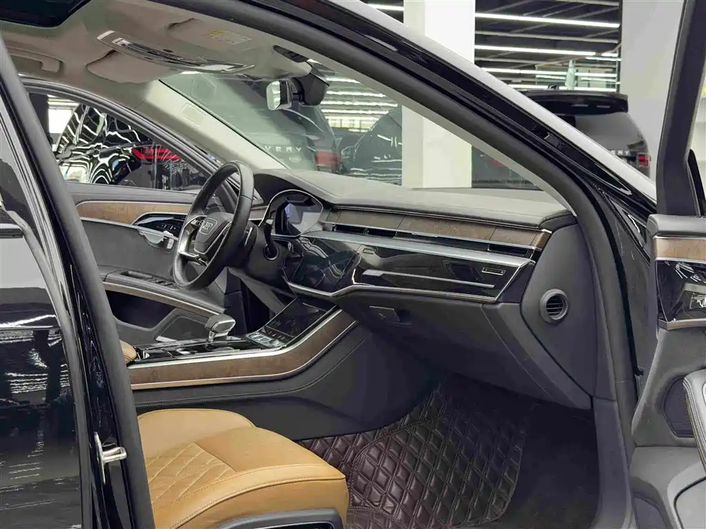 Фото 10 - Audi A8