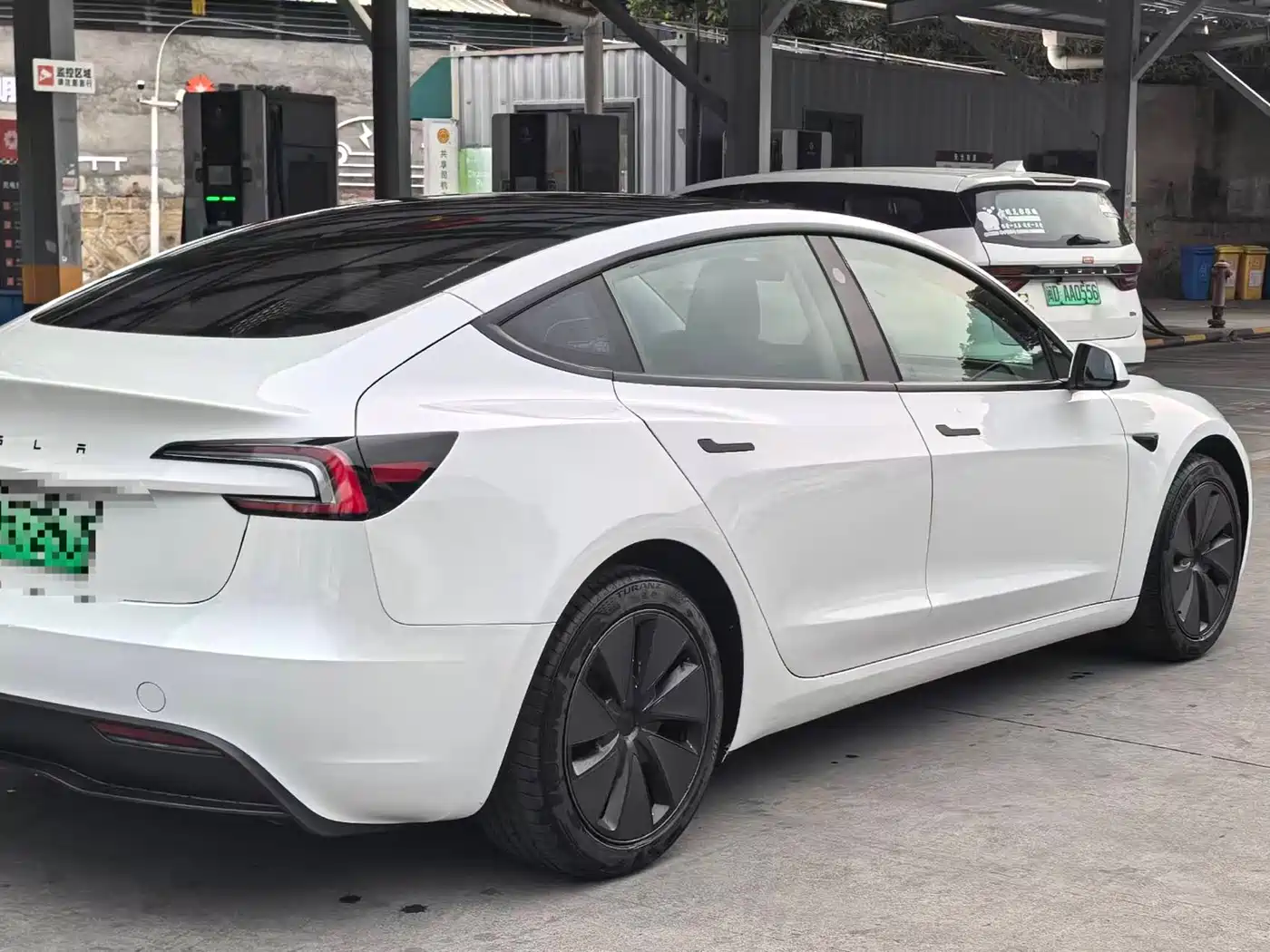 TESLA MODEL 3